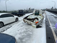 新北華江橋追撞車禍滿路泡沫  警已清除、解除管制