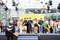 高雄龍舟賽起跑  陳其邁偕球星網紅做熱身操