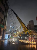 台中大里工地旁電桿下陷  都發局勒令停工釐清原因