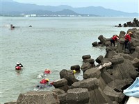 美籍男大生貢寮遭浪捲 警消尋獲遺體報驗