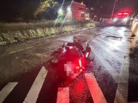 高雄男騎機車擦撞腳踏車 倒地撞上安全島身亡