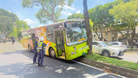 北市公車自撞路樹  6人輕傷送醫治療