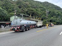 槽罐車疑閃避不及撞貨車  衝進頭城民宅釀3傷