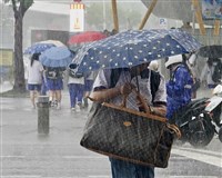 新竹以南及花東山區防大雨 晚起各地雨勢可望趨緩