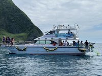 響應世界海洋日  漁業署邀外籍船員放流原生魚苗