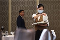 商研院：下半年服務業衰退風險高 住宿餐飲成長受阻