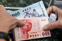 央行以跨年人潮疏散比喻 證實致電出口商盼分散拋匯