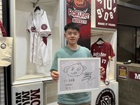 高承睿進場看樂天桃猿比賽  獲得林泓育手繪小禮物