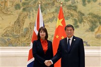 路透：英財政大臣里夫斯將與何立峰會面