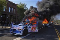 反國民兵抗議升級 無人駕駛計程車遭焚暫停洛杉磯服務