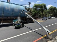 苗栗曳引車載運水泥槽勾到電纜線  燈桿應聲倒下