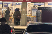 台南男持刀揮舞 遭警壓制疑槍枝走火擊中送醫