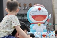 巨型哆啦A夢快閃北市府前 任意門穿梭12行政區