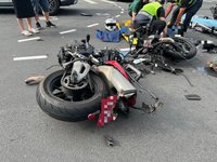 板橋重機擦撞自小客幾乎解體  騎士骨折送醫
