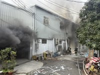 台中神岡鐵皮工廠火警濃煙密布 3人受傷送醫