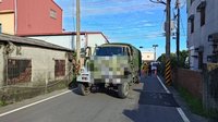 高雄軍用卡車轉彎疑未讓碰撞直行機車 後座翁身亡
