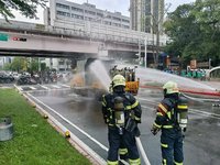 北市辛亥路3段工程車自燃  濃煙四竄幸無人傷