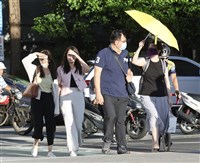各地多雲到晴高溫炎熱 午後局部防雷陣雨