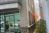 台南安南區公司火災 3人受困陽台陸續獲救