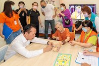 嘉義縣「類家屬」訪視機構失依長者 照顧更重心靈陪伴
