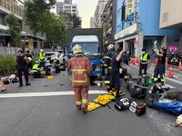 板橋貨車衝撞多輛汽機車 2人傷重送醫