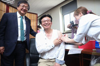 綠委辦新冠疫苗接種活動 盼國會帶頭提升防疫韌性