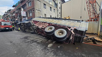 新北三重工地前路面塌陷  砂石車側翻無人傷
