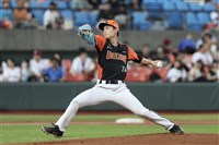 林詔恩扛壓力兩段式完成6.1局先發 助獅拋彩帶獲MVP