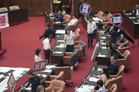 綠籲立院決議譴責中國  白提邀卓榮泰報告打詐成效