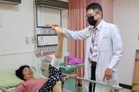 台中8旬婦左膝變形走路絆倒自己 術後重獲新生