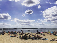 熱浪襲柏林 湖邊公園裸曬成民眾避暑日常