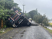 彰化持續大雨 二林大貨車一半車身陷天坑動彈不得