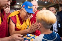 達賴90大壽戴Team Taiwan帽 帽身113數字寓祝福