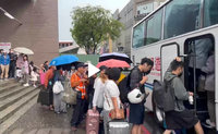 台鐵二水至林內暴雨一度雙向停駛  30輛遊覽車接駁