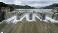 鯉魚潭水庫鋸齒堰溢流美景逾2個月 近5年最長