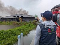 凱士士台南七股第5廠大火控制 重機具開挖處理殘火