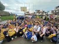 菲律賓貧童沒書包上學 台商和企業伸援手