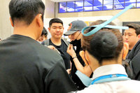 GD權志龍結束演唱會離台　桃機短暫露臉粉絲搶拍