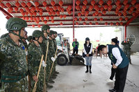 黃偉哲關心鹽水區災後復原　鞠躬感謝救災人員