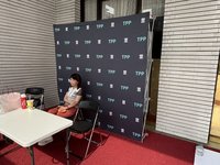 民眾黨立委議場排隊搶遞案 備「虐兒零容忍」海報