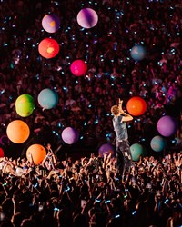 Coldplay演唱會「親吻鏡頭」科技業CEO疑婚外情畫面網路瘋傳