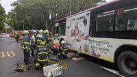 行人行穿線上遭公車撞擊卡前輪 北市警消救援送醫搶救不治
