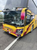 國1彰化處理班人員排除掉落物 遭遊覽車撞擊送醫