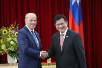 加拿大駐台代表獲頒睦誼外交獎章　讚台加關係在高點