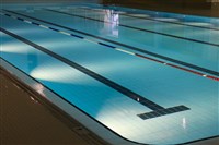 嘉義市運動中心泳客溺斃　救生員執勤看手機遭起訴