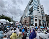 民進黨中央遭丟雞蛋案　北市警反駁刻意放行