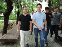 蔣萬安陪北市5藍委投票  感謝選務人員辛勞