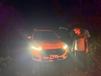 夫妻車卡邊坡2輪懸空雨夜驚魂  中市警粗麻繩助脫困