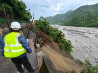 台東土坂村聯外路基掏空  今停班停課
