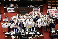 藍委提修掉國土韌性預算換發現金　綠批不顧國安